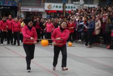 广西柳州：趣味竞技庆“三八”节