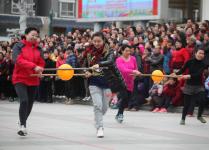 广西柳州：趣味竞技庆“三八”节