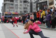 广西柳州：趣味竞技庆“三八”节