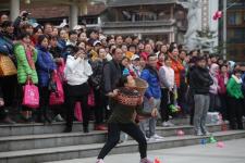 广西柳州：趣味竞技庆“三八”节