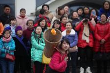 广西柳州：趣味竞技庆“三八”节