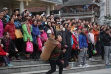 广西柳州：趣味竞技庆“三八”节