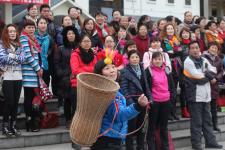 广西柳州：趣味竞技庆“三八”节