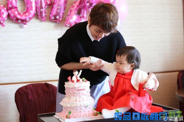 梁咏琪为女儿庆一岁生日 小公主胖嘟嘟超可爱