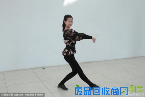 北影艺考第三日美女惹眼 女学生抢镜起舞