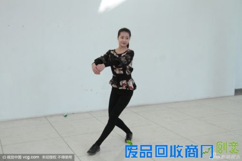 北影艺考第三日美女惹眼 女学生抢镜起舞