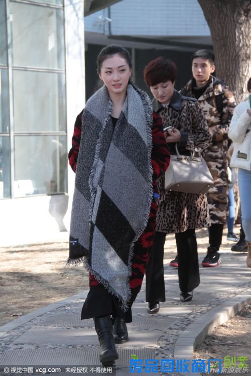 北影艺考第三日美女惹眼 女学生抢镜起舞