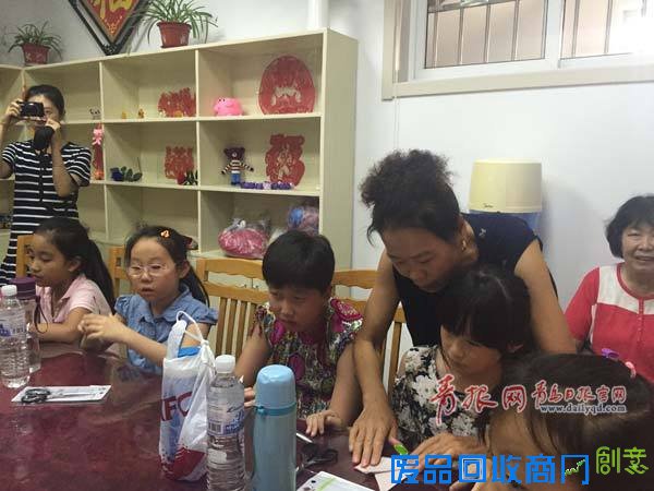社区暑期剪纸课 青岛孩子边玩边学手艺(图)