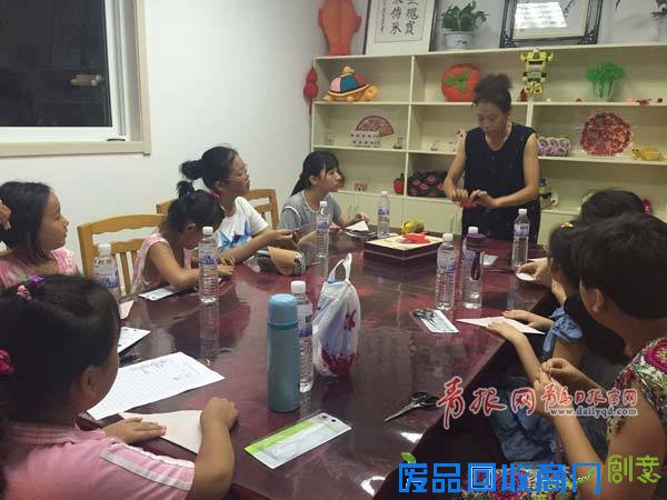 社区暑期剪纸课 青岛孩子边玩边学手艺(图)