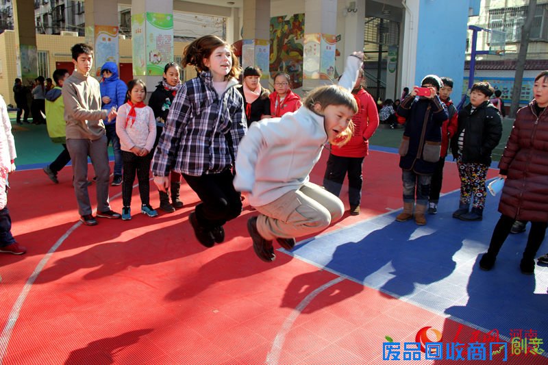 中美学生一起跳大绳“美国课堂中国行”走进郑州