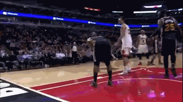 NBA搞笑动态图：场外观众笑不停！