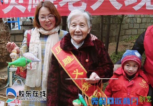 烟台毓璜顶庙会场面火爆 贝雕义卖吸人眼球(图)