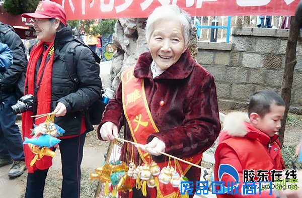 烟台毓璜顶庙会场面火爆 贝雕义卖吸人眼球(图)