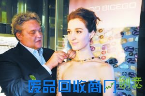 意大利设计师的珠宝铸金术