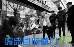 夸张的发色、奇幻的造型，COSPLAY（真人动漫模仿）表演者街头展示引来路人围观。2月7日，太原市解放路一家动漫店开业，COSPLAY（真人动漫模仿）表演者寒风中现场表演。