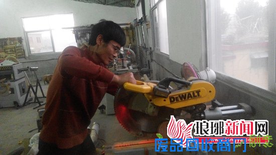 临沂中年男子痴迷木工DIY 花十几万建工作室