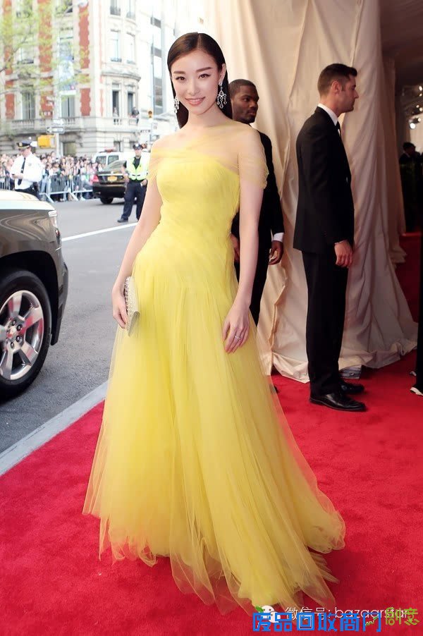 每日星范 倪妮 和安妮.海瑟薇在后台玩嗨啦！