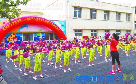 秉承着“我参与、我运动、我健康、我快乐”的幼儿运动精神，海军潜艇学院训练基地幼儿园，在今年的庆六一活动中，为大家奉上了一场别开生面的亲子趣味运动会。小朋友们个个劲头十足，兵爸爸们也都积极热情地投入到各个游戏中，大家共同收获了成功、快乐和胜利的喜悦。