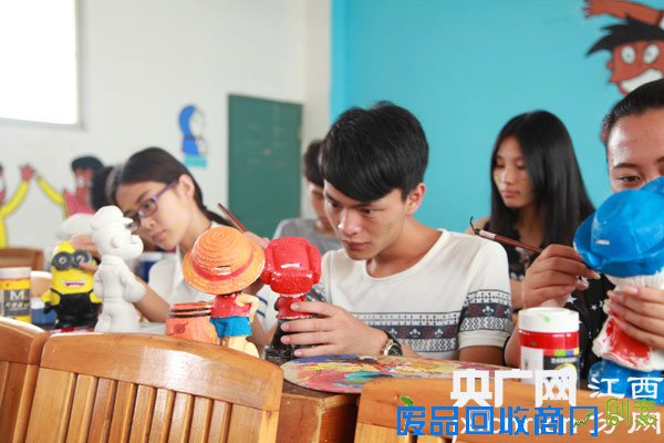 大学生制作卡通陶艺 纪念儿童节