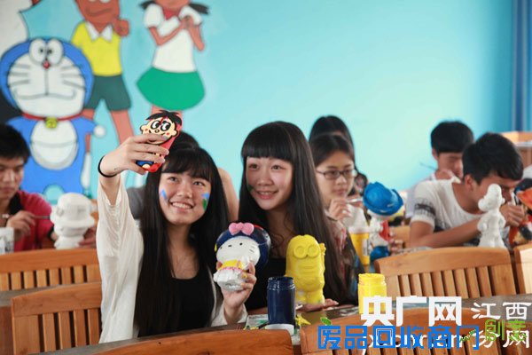 大学生制作卡通陶艺 纪念儿童节