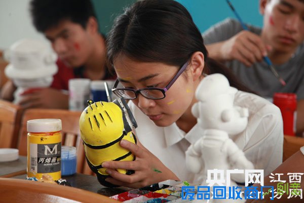 大学生制作卡通陶艺 纪念儿童节