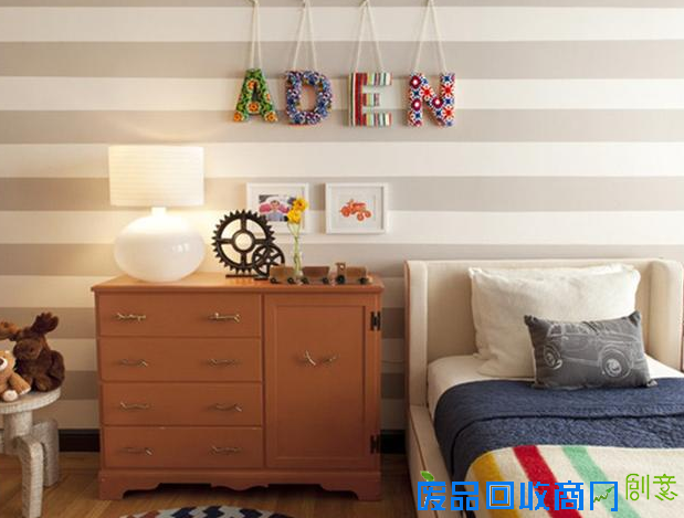 床头背景墙上的字母软装