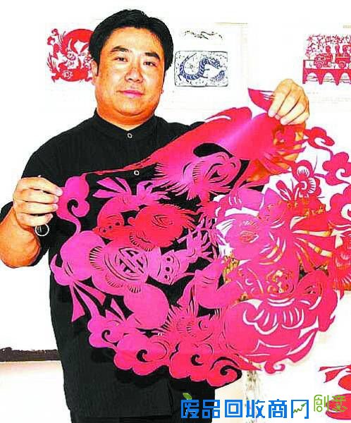 作为中国剪纸国家级代表性传承人、内蒙古剪纸学会会长段建珺一年中有大半时间在山沟沟里。他说：“需要保护的东西太多了，时间不够用啊。”