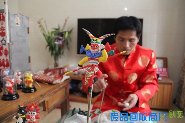 面塑达人自学成才 一晚卖出200多件作品