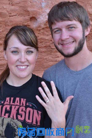 攀岩發現小木盒,原來是男友手工製的求婚戒❤