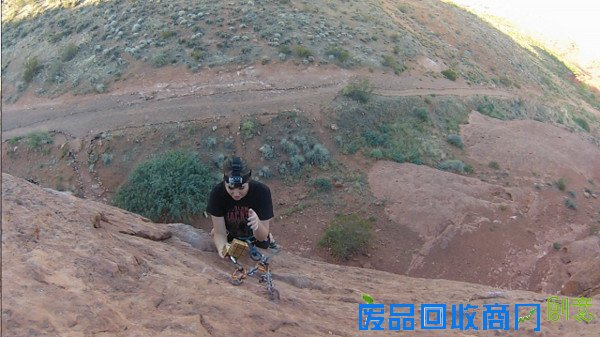 攀岩發現小木盒,原來是男友手工製的求婚戒❤