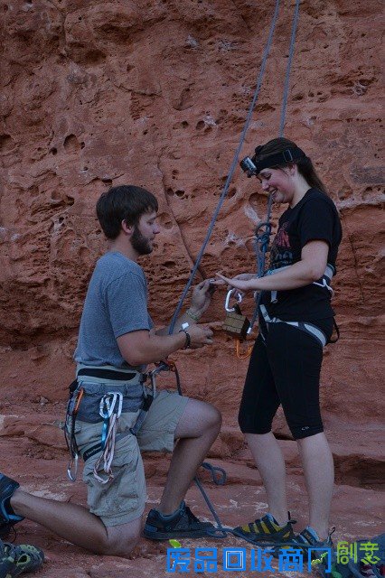 攀岩發現小木盒,原來是男友手工製的求婚戒❤