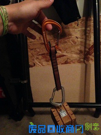 攀岩發現小木盒,原來是男友手工製的求婚戒❤