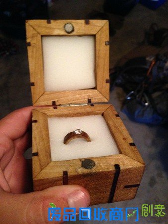 攀岩發現小木盒,原來是男友手工製的求婚戒❤