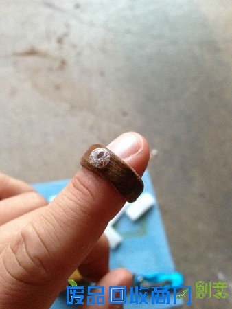 攀岩發現小木盒,原來是男友手工製的求婚戒❤