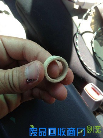 攀岩發現小木盒,原來是男友手工製的求婚戒❤