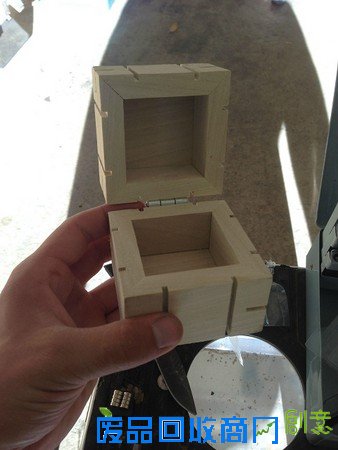 攀岩發現小木盒，原來是男友手工製的求婚戒❤