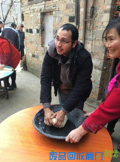 带着老外体验民间传统手艺 感知乡村文化年