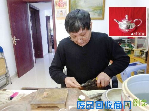 陈庆年在打制银器