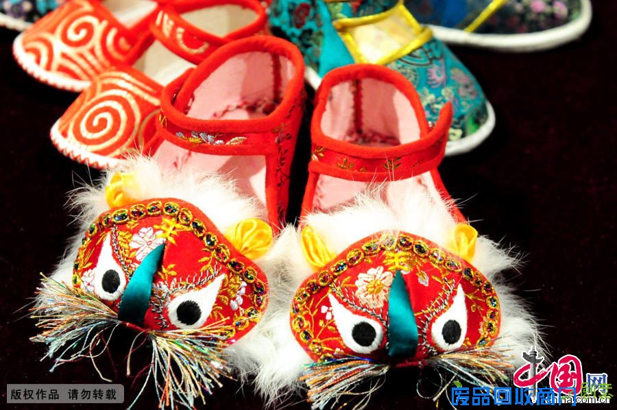  2015年1月10日，南京博物院，非遗馆展示的精致的虎头鞋。制作人为虎头鞋技艺传承人虞秀琴。中国网图片库杨素平摄影