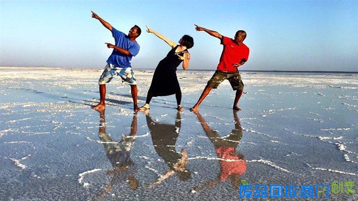 入乡随俗:日本美女摄影师裸体与非洲部族拍照合影