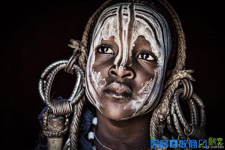 入乡随俗:日本美女摄影师裸体与非洲部族拍照合影
