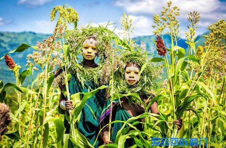 入乡随俗:日本美女摄影师裸体与非洲部族拍照合影