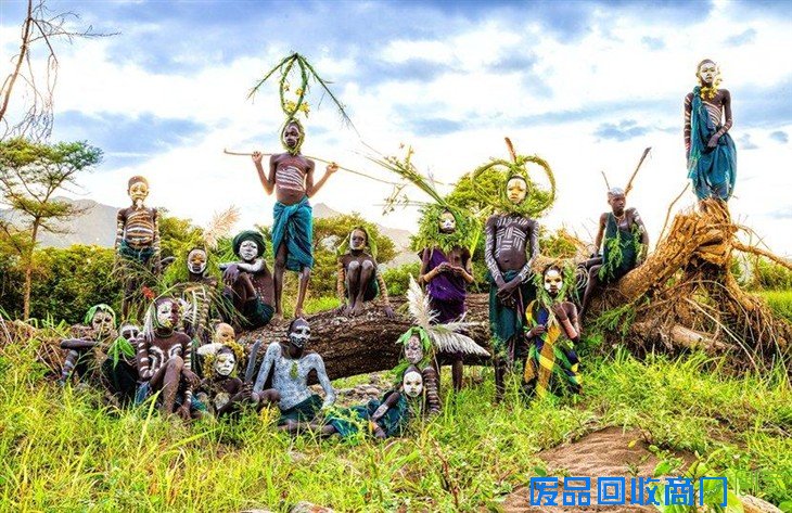 入乡随俗:日本美女摄影师裸体与非洲部族拍照合影