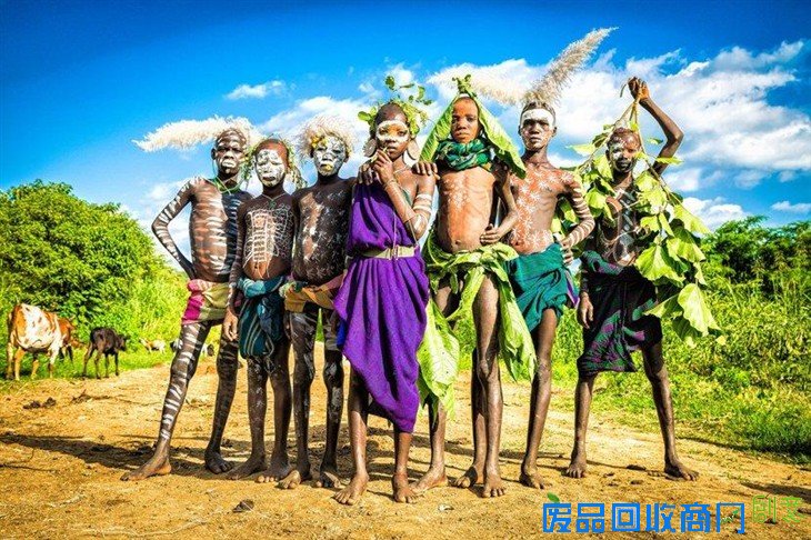 入乡随俗:日本美女摄影师裸体与非洲部族拍照合影