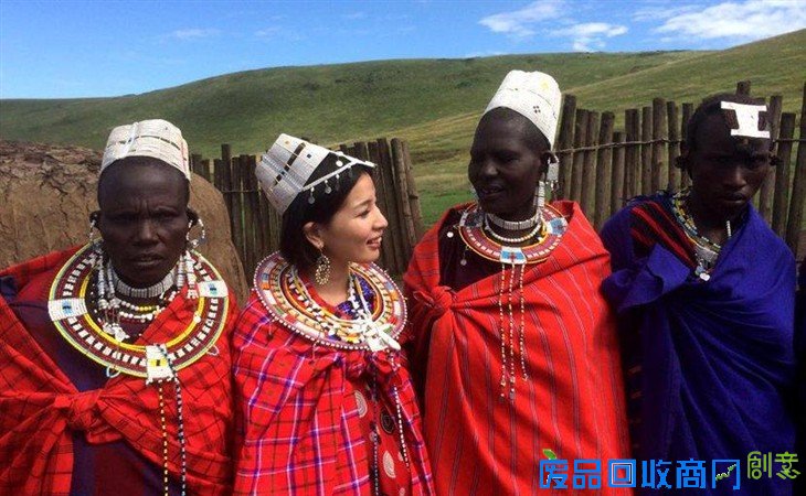 入乡随俗:日本美女摄影师裸体与非洲部族拍照合影