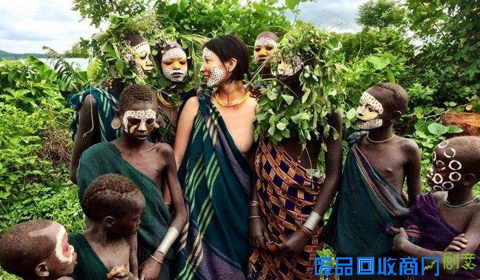 入乡随俗:日本美女摄影师裸体与非洲部族拍照合影