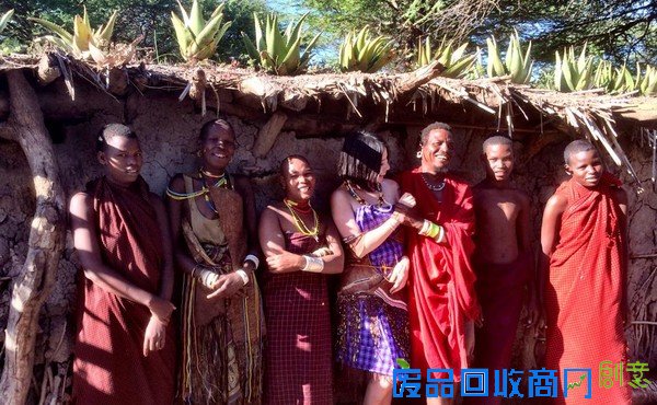 入乡随俗:日本美女摄影师裸体与非洲部族拍照合影