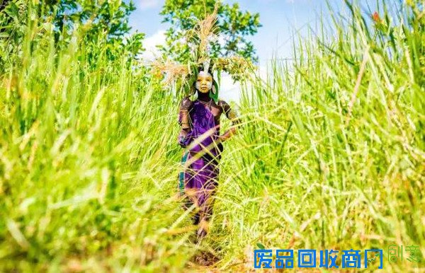 美女摄影师脱了!和她要拍的人一起袒胸露乳!