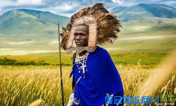 美女摄影师脱了!和她要拍的人一起袒胸露乳!