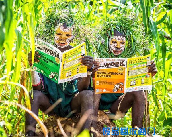 美女摄影师脱了!和她要拍的人一起袒胸露乳!